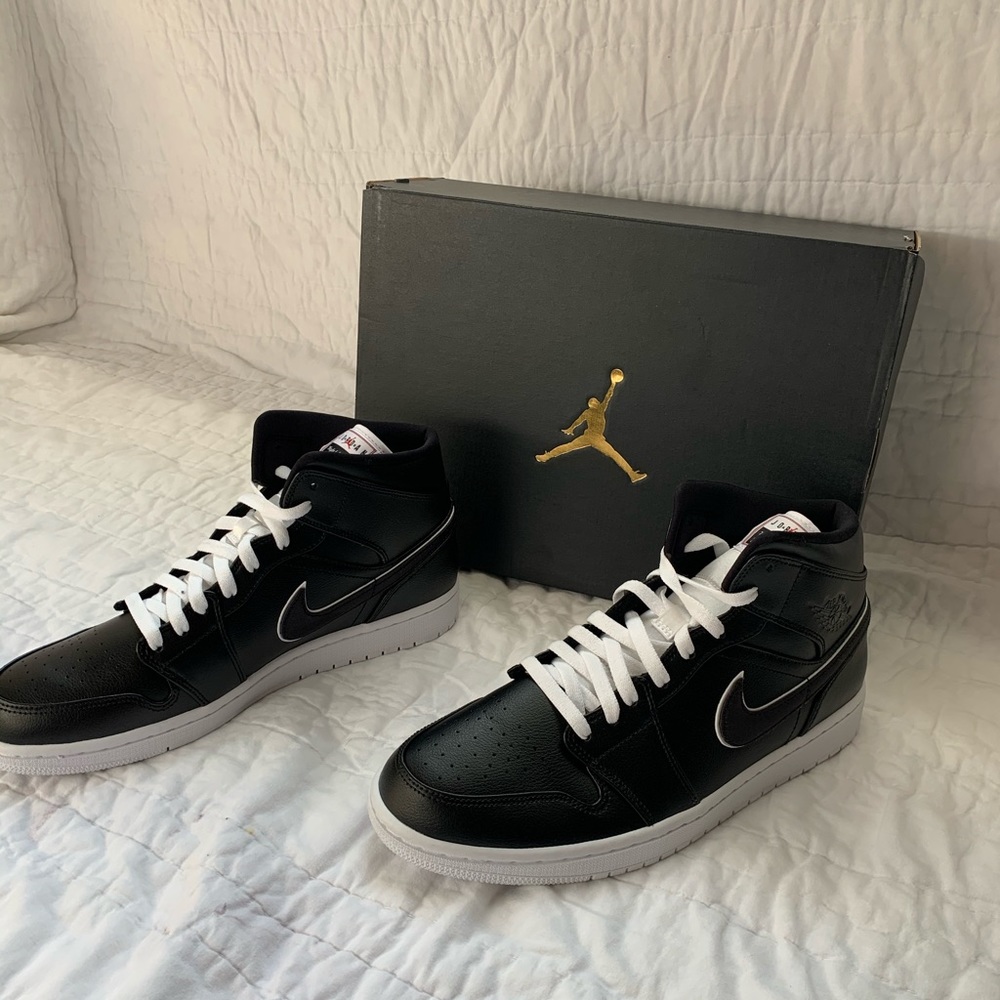 Jordan 1 mids black and white